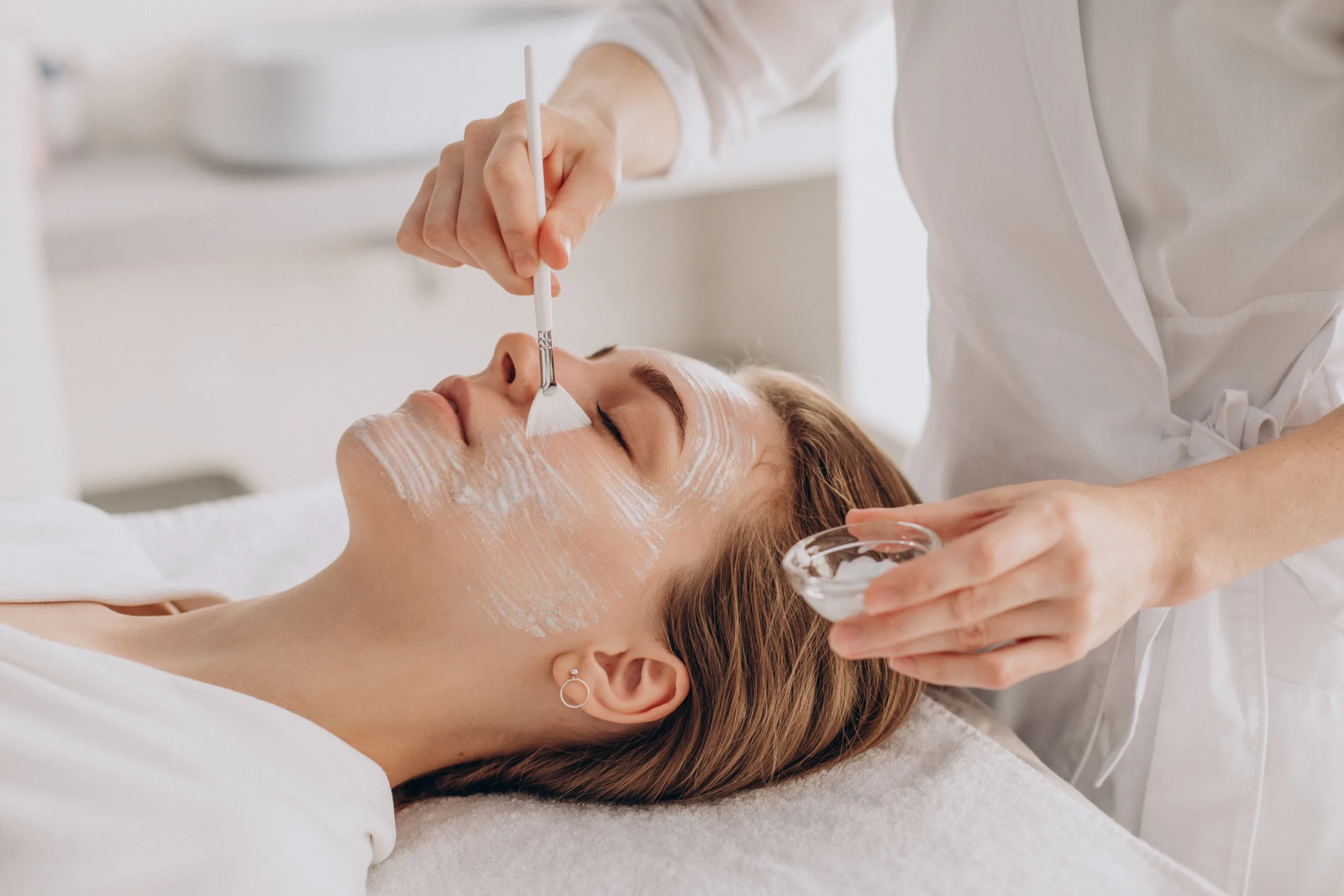 Skinbooster, peeling ou bioestimulador: o que muda em cada um? 
